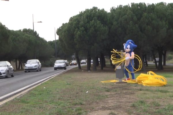 popular-prankster-remi-gaillard-as-sonic-the-hedgehog